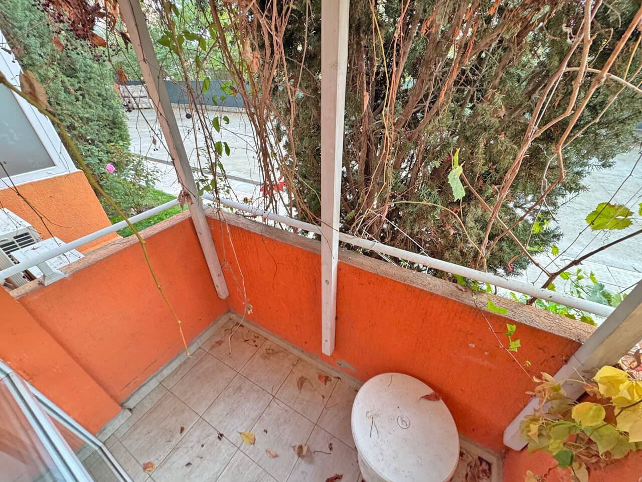 Slunečný břeh: komfortní přízemní studio s balkonem v komplexu s bazénem a ostrahou