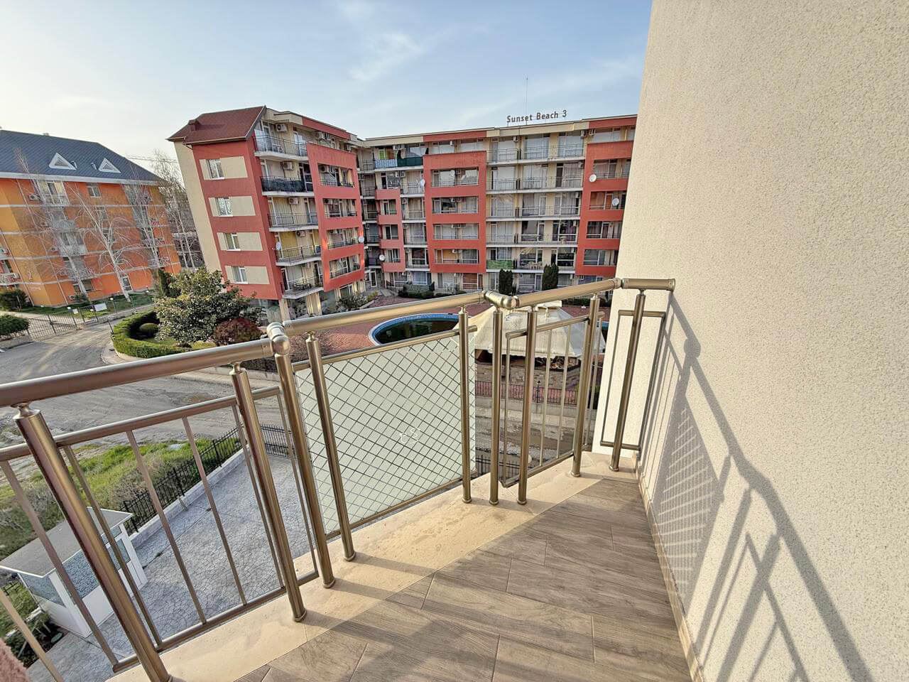 Luxusně zařízený byt s jednou ložnicí ve Slunečném pobřeží – klid, zeleň a výborná lokalita