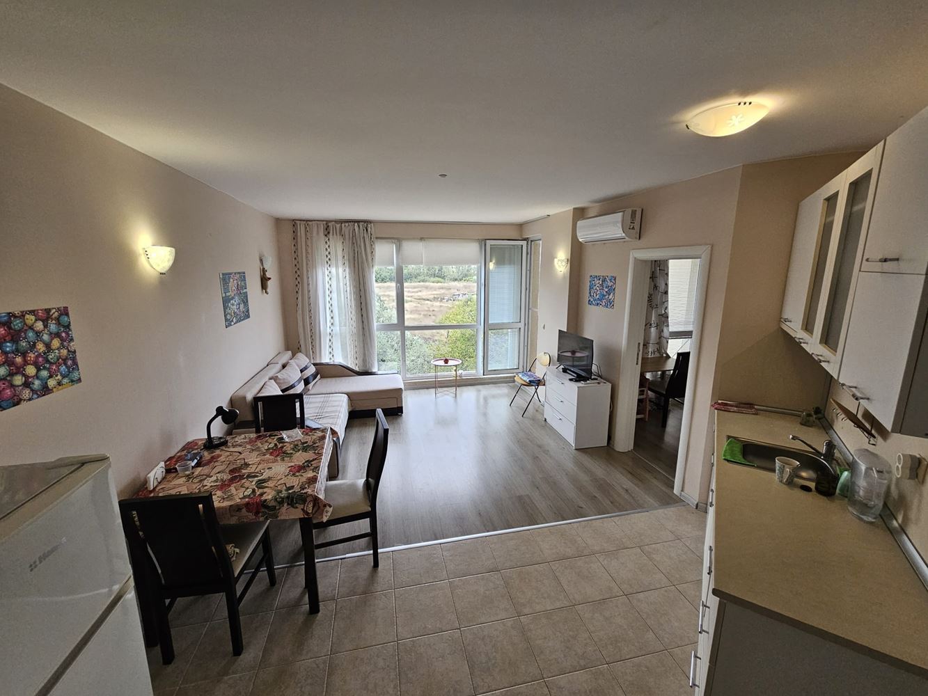 Apartmán s jednou ložnicí uprostřed zeleně v komplexu s bazénem a dětským hřištěm