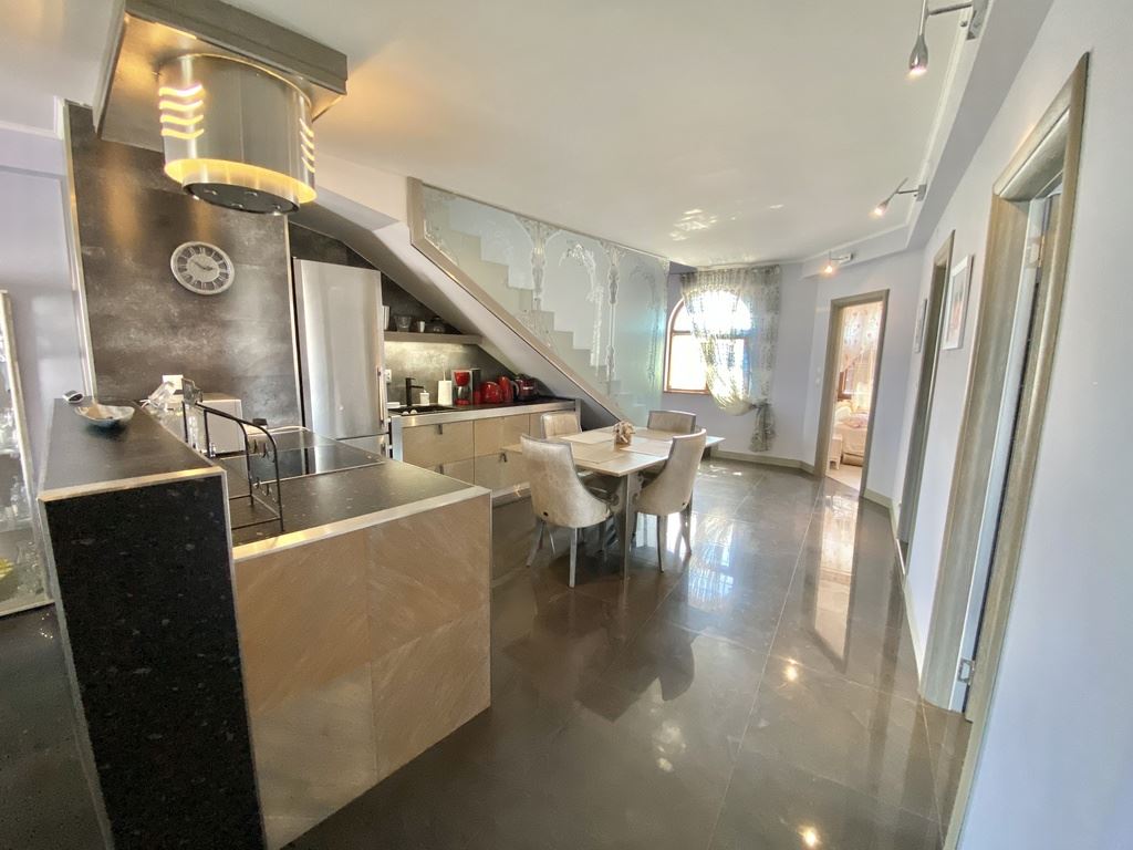 Unikátní mezonetový apartmán v prémiovém komplexu ve městě Nesebar