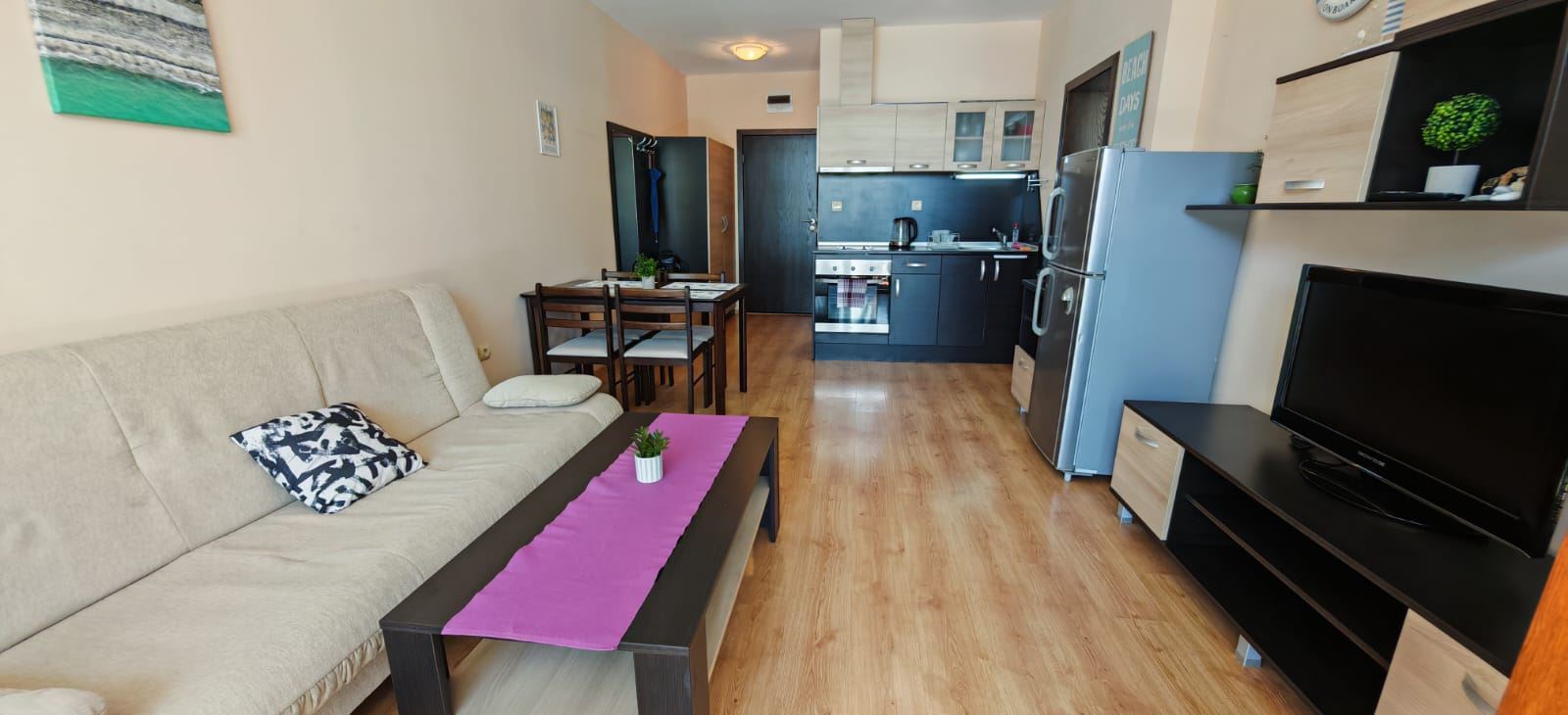 Skvělá příležitost ve Sveti Vlas – zařízený prostorný apartmán s jednou ložnicí blízko pláže