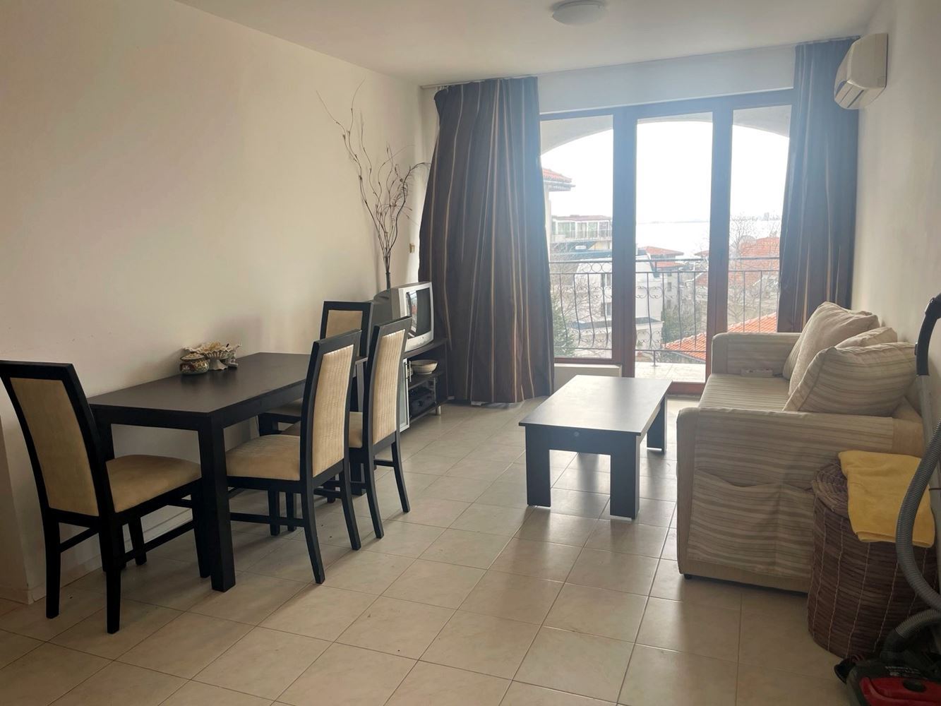 Apartmán s jednou ložnicí a panoramatickým výhledem na moře v Svatém Vlasu – styl, komfort a skvělá investice