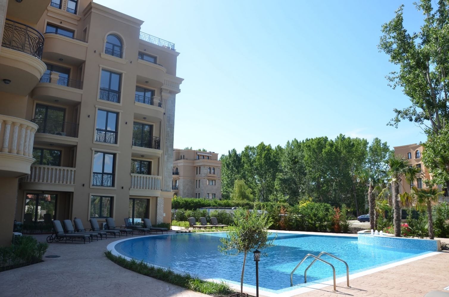 Apartmán se dvěma ložnicemi a velkou panoramatickou terasou ve stylovém komplexu v Sunny Beach