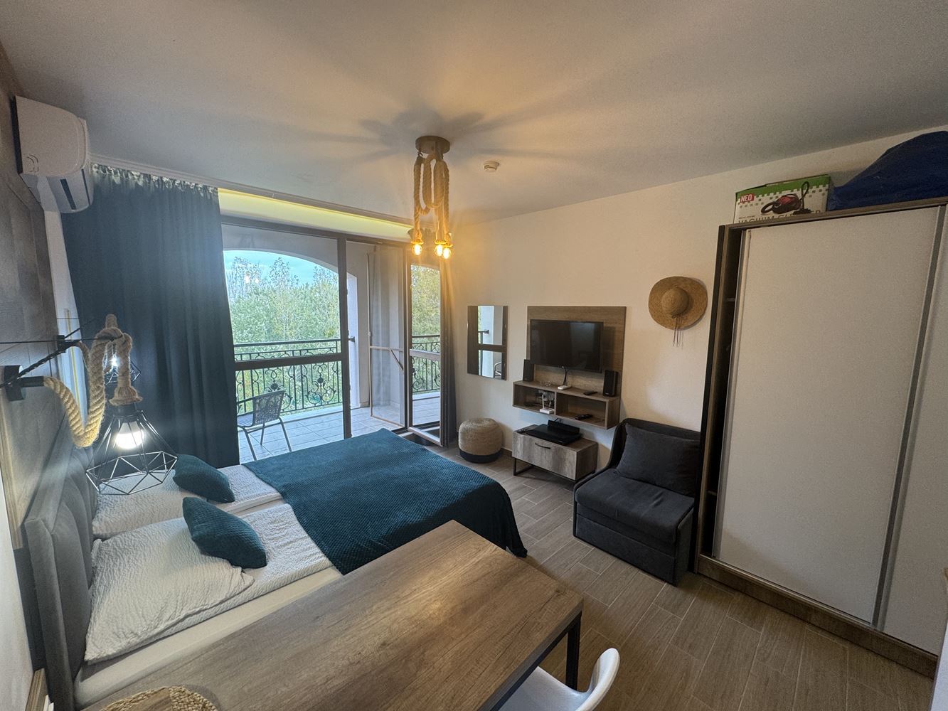 Elegantní studio v luxusním komplexu v srdci Slunečného pobřeží – pohodlí, styl a prestiž