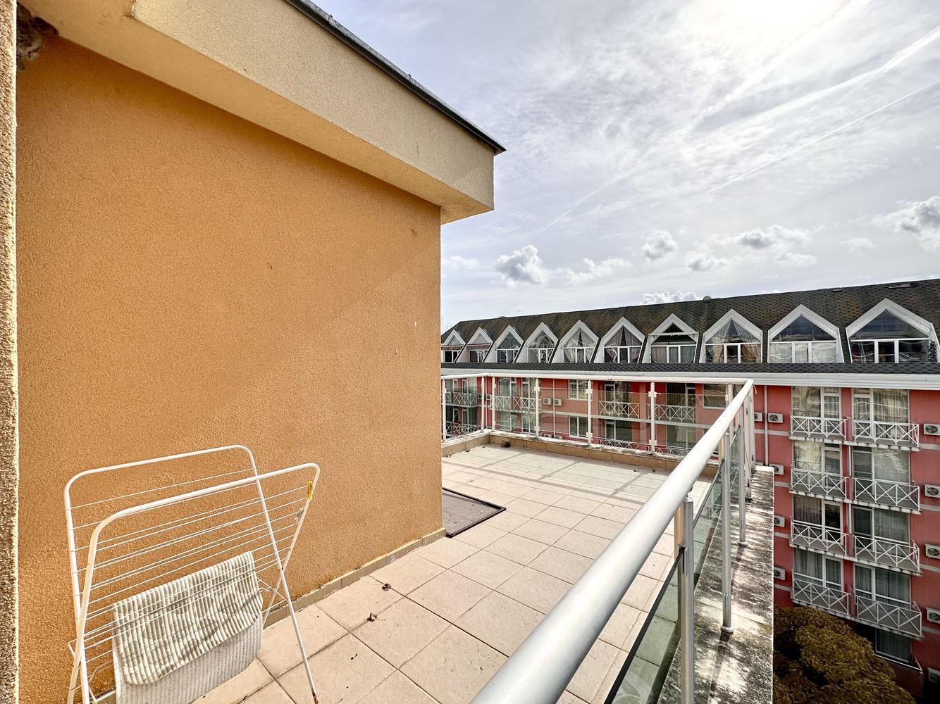  Prostorné studio s působivou panoramatickou terasou na Slunečním pobřeží
