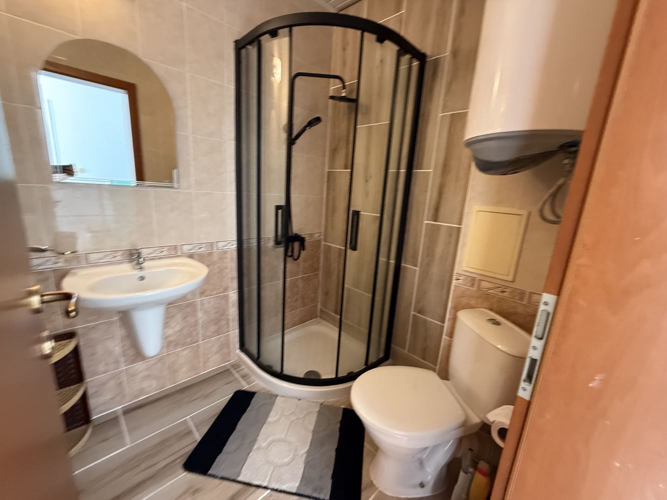 Byt s jednou ložnicí a terasou v Slunečném Pobřeží – komfort a celoroční bezpečí