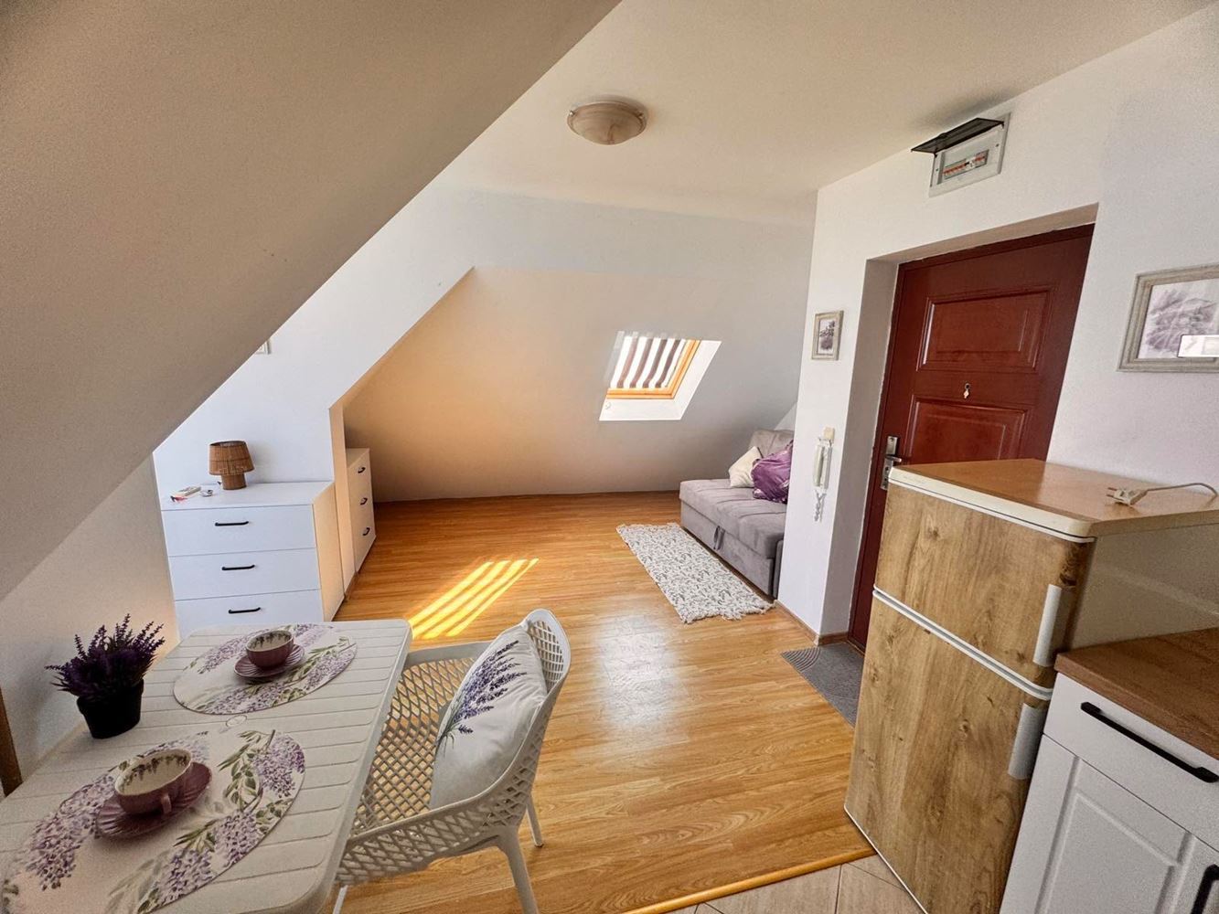 Stylové studio s panoramatickou terasou v Pomorie – nízký poplatek za údržbu, jižní orientace a vynikající lokalita blízko moře