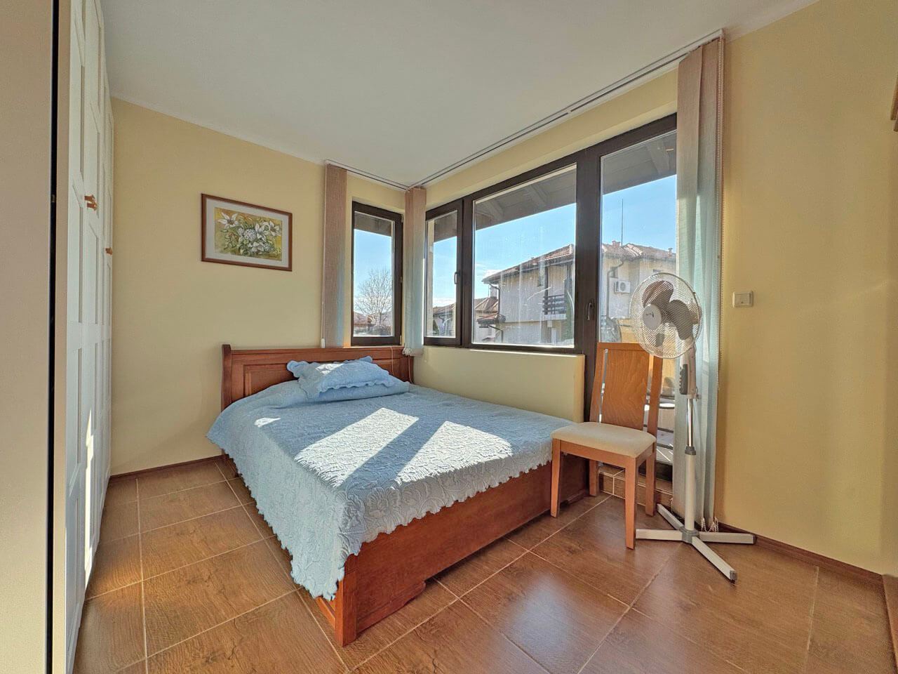 Prostorný apartmán se dvěma ložnicemi s panoramatickým výhledem na moře a hory – komfort, styl a klid uprostřed přírody