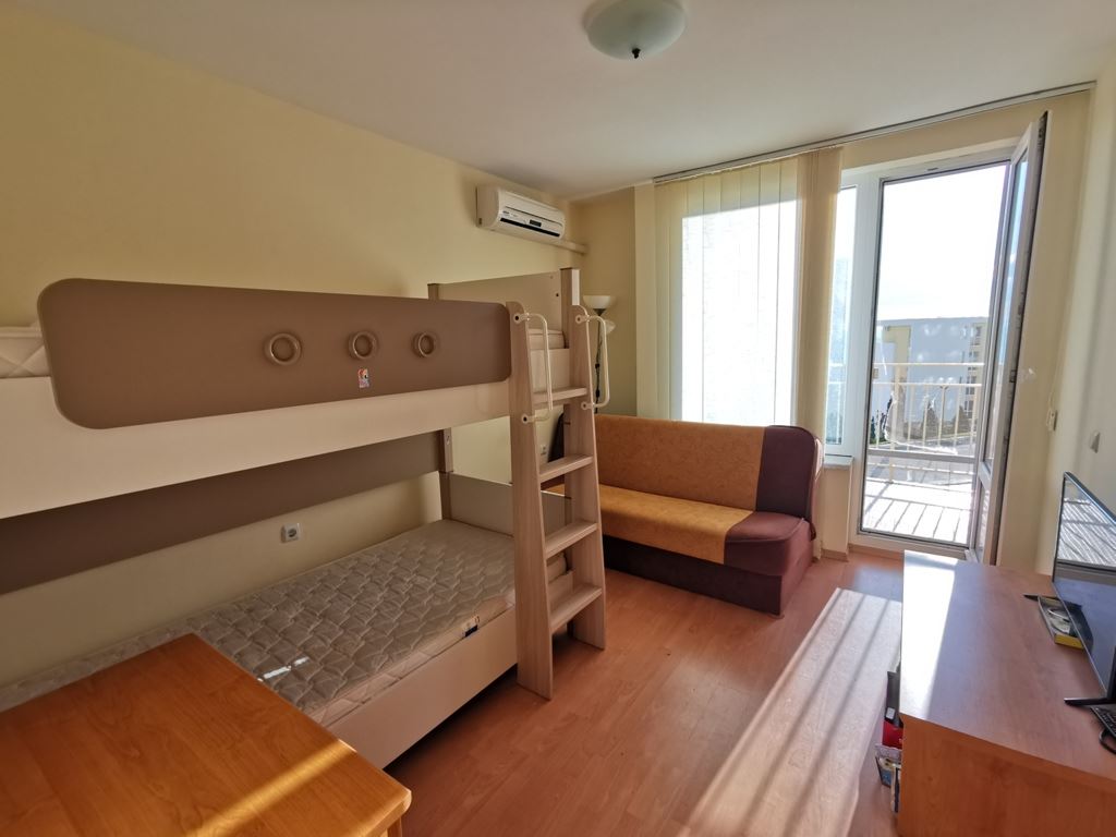 Byt se dvěma ložnicemi s výhledem na moře a soukromou pláží v prestižním komplexu ve Svatém Vlasu