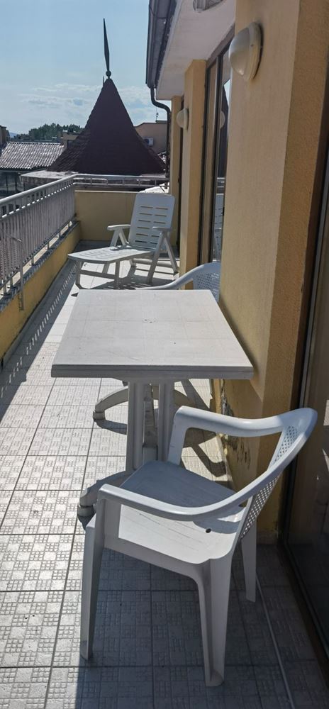 Prostorný třípokojový byt v nejvyšším patře v Slunečném pobřeží — komfort, styl a zelená harmonie u moře