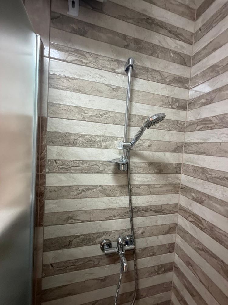 Útulný apartmán s jednou ložnicí a obrovskou terasou v Ravdě – váš osobní prostor u moře