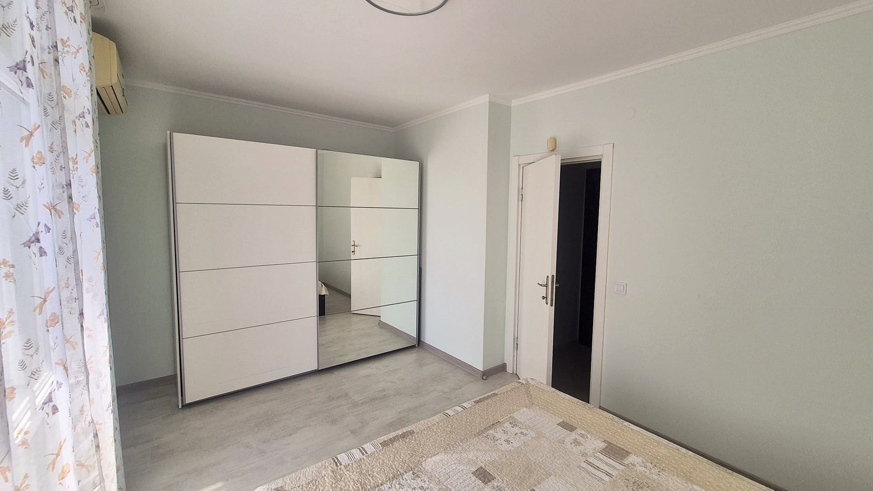 Stylový apartmán s jednou ložnicí a novým zařízením v oblasti Cocoa Beach – připravený k nastěhování