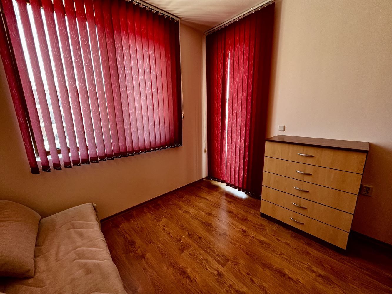 Mořský komfort a klid v blízkosti Nesebaru! Zařízený apartmán s jednou ložnicí s výhledem na bazén v luxusním uzavřeném komplexu
