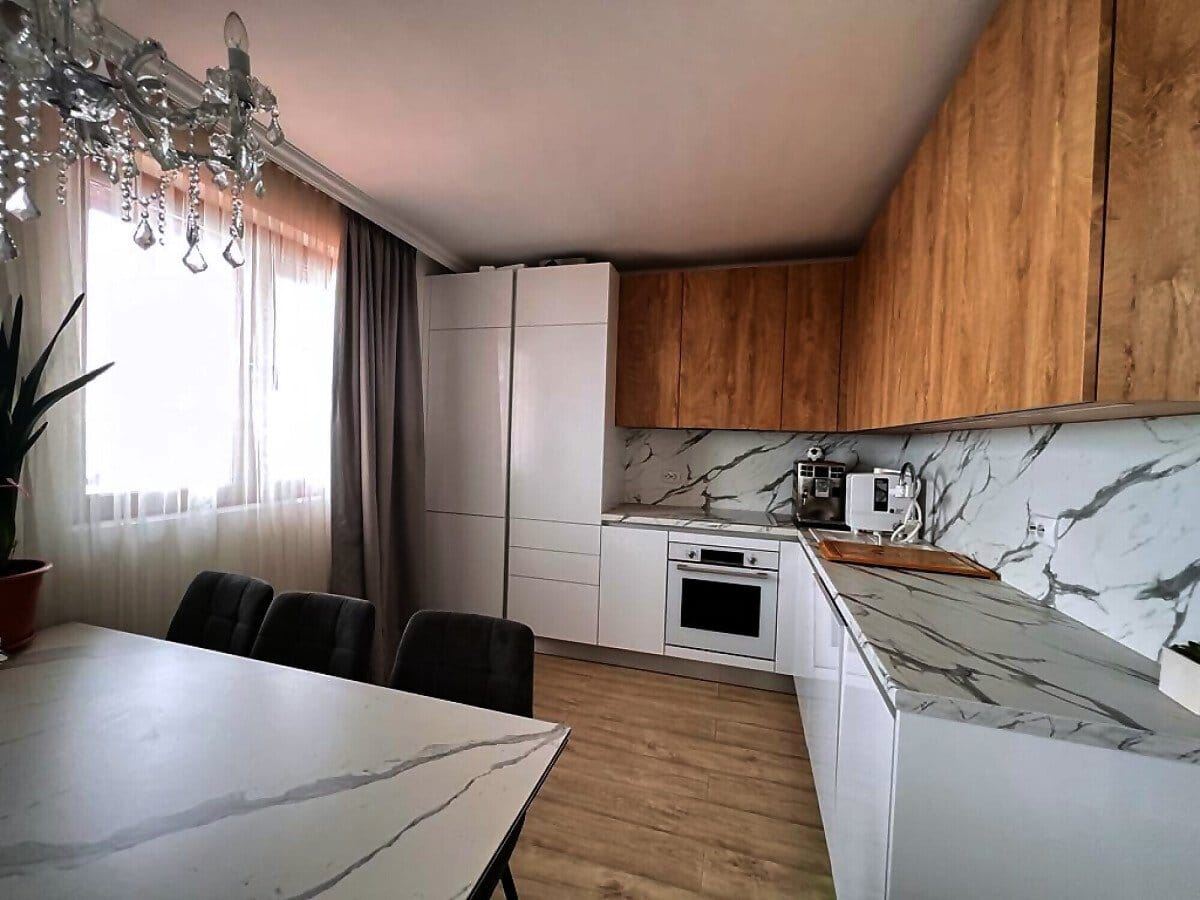 Komfortní mezonetový apartmán se dvěma ložnicemi a panoramatickým výhledem na moře ve Sveti Vlas – nemovitost v prestižní lokalitě s působivým výhledem