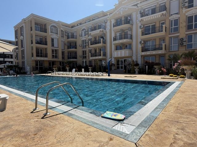 Nový apartmán s jednou ložnicí a prostorným balkonem v moderním komplexu v Ravdě