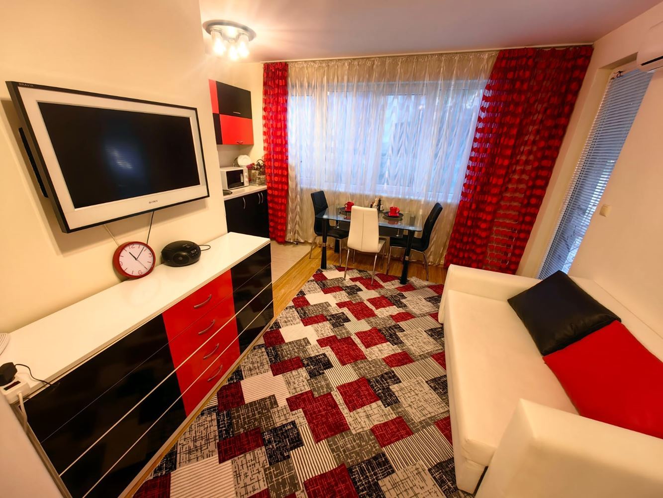 Luxusní nabídka v Ravdě – studio se skvělou polohou a komfortem v uzavřeném komplexu s bazénem