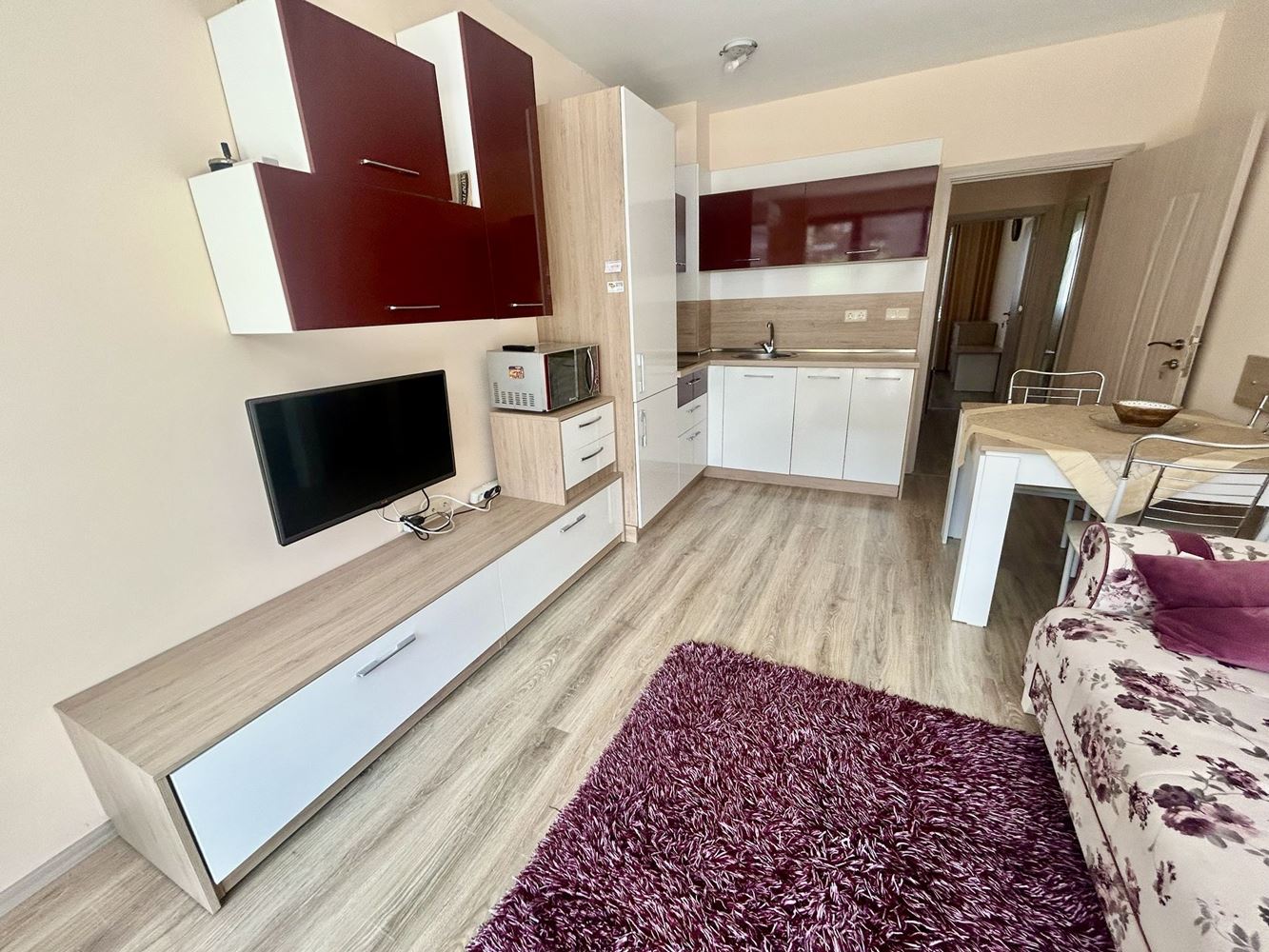 Komfortní 2+kk apartmán s přímým vstupem k bazénu v Nesebaru – mimořádně praktická nabídka