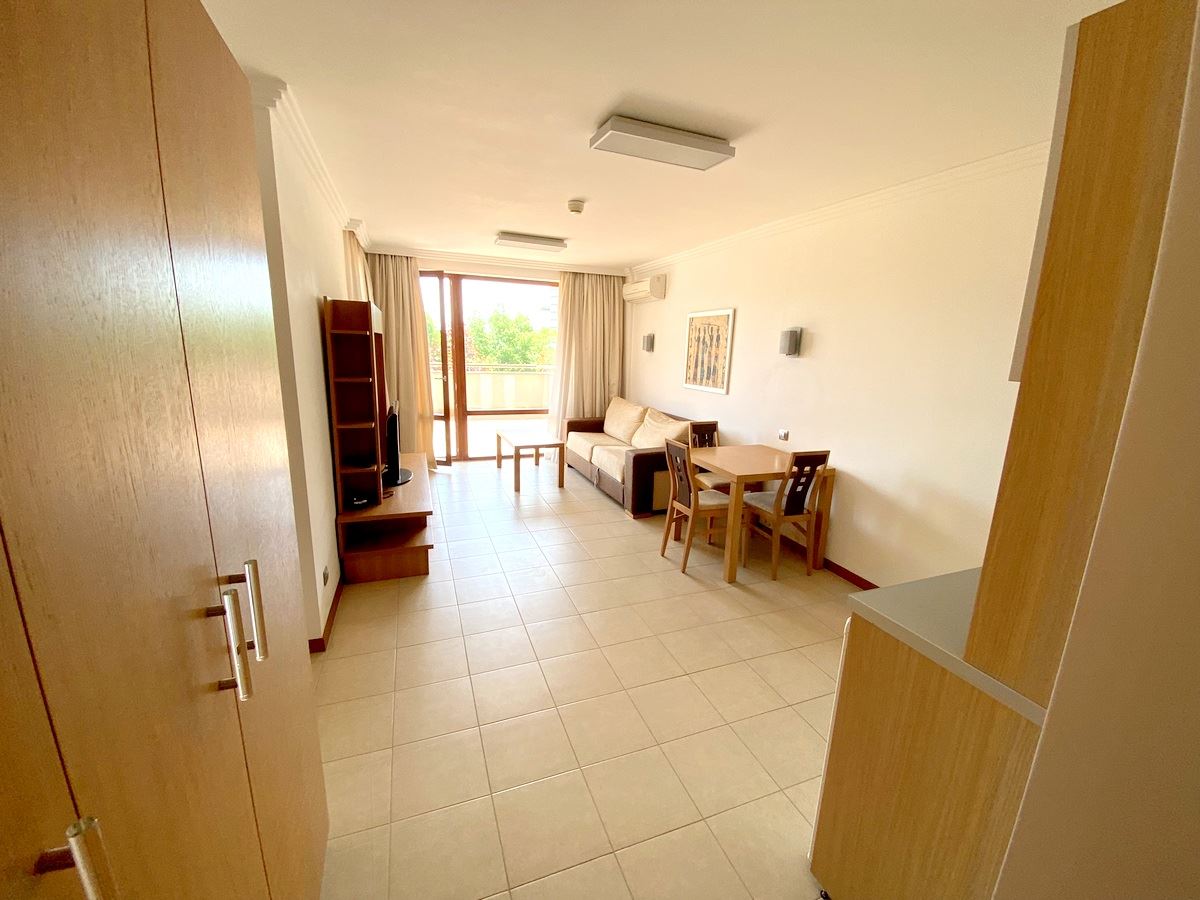 Dvoupokojový byt (s jednou ložnicí) v první linii u moře v Ravda – luxus, příroda a výhled na bazén