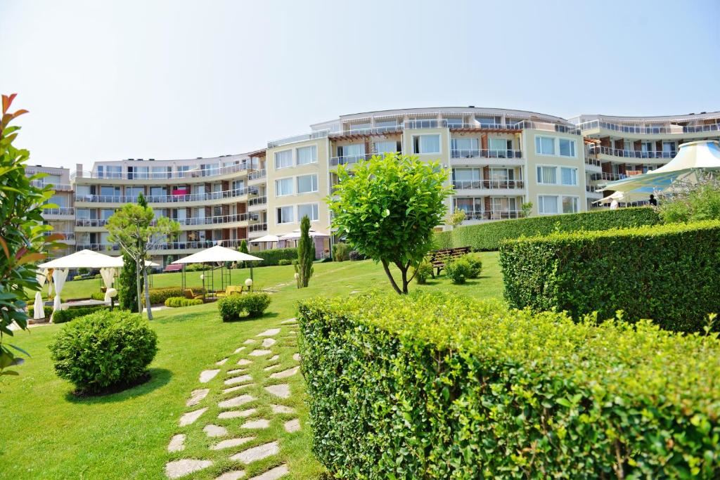 Apartmán s jednou ložnicí s výhledem na moře v Černomorci – krásná nemovitost v komplexu 200 metrů od pláže