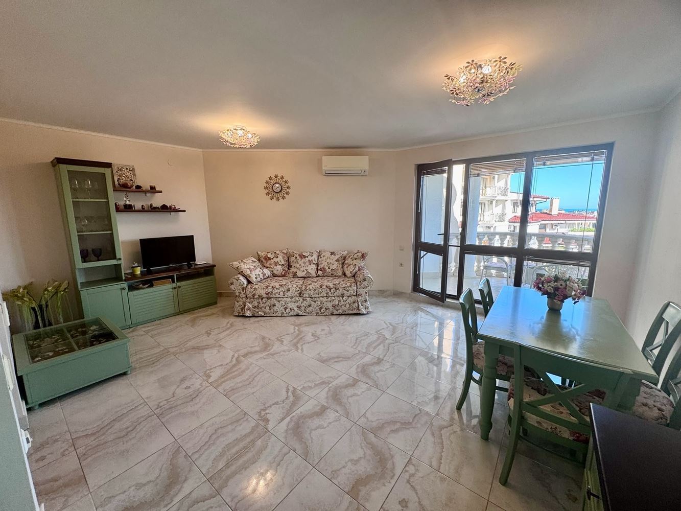 Prostorný třípokojový apartmán s panoramatickým výhledem na moře v prestižním komplexu v Nesebaru – komfort, prostor a působivé výhledy