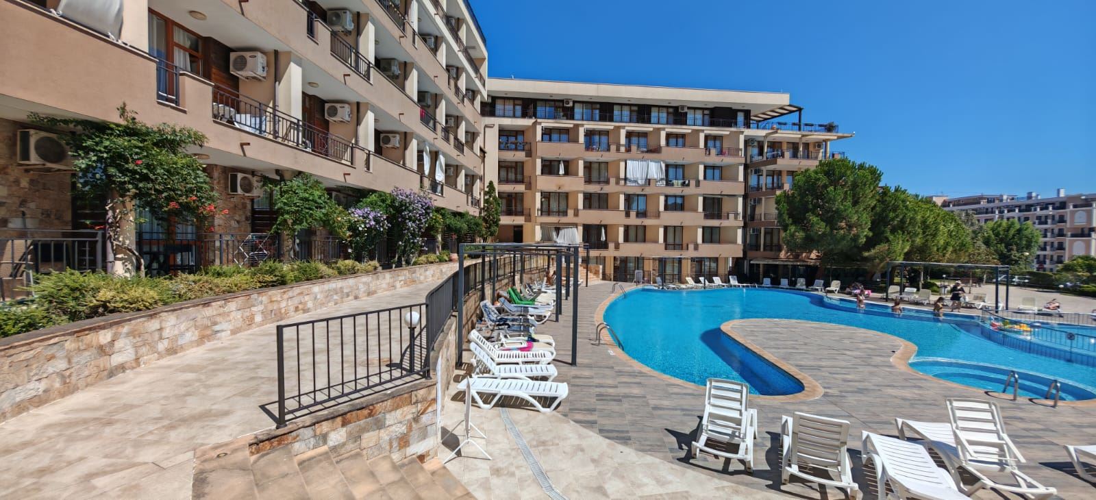 Skvělá příležitost ve Sveti Vlas – zařízený prostorný apartmán s jednou ložnicí blízko pláže