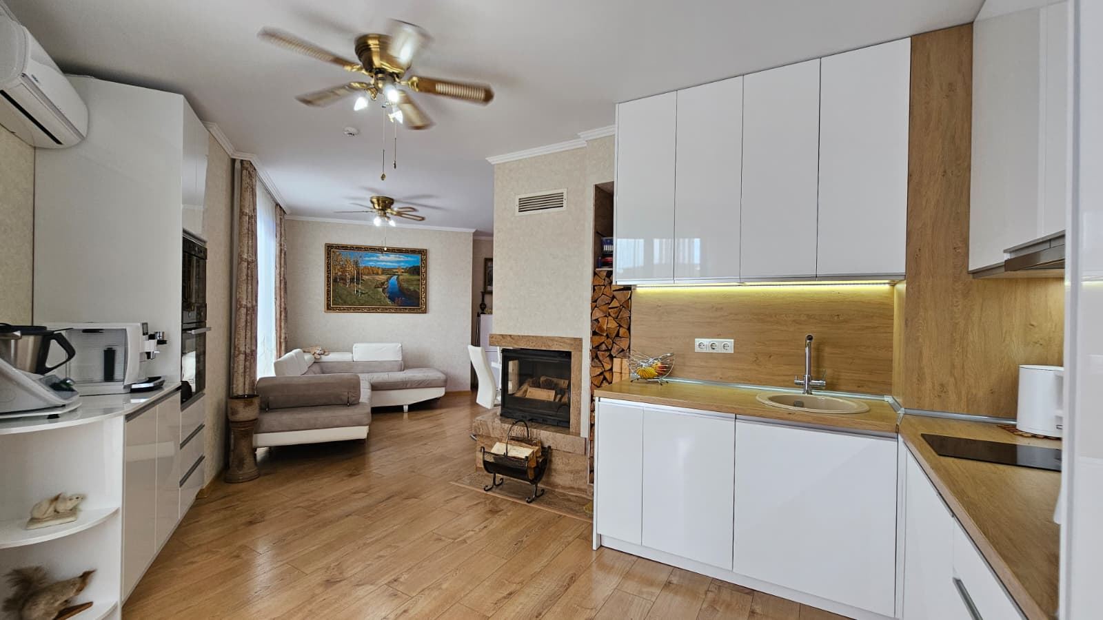 Prostorný penthouse s panoramatickou terasou a saunou v moderním rezidenčním komplexu v Slunečné pobřeží