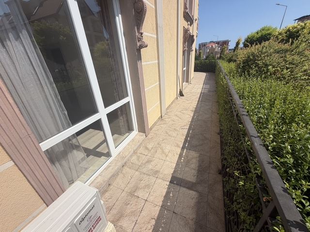 Útulný apartmán s jednou ložnicí a obrovskou terasou v Ravdě – váš osobní prostor u moře