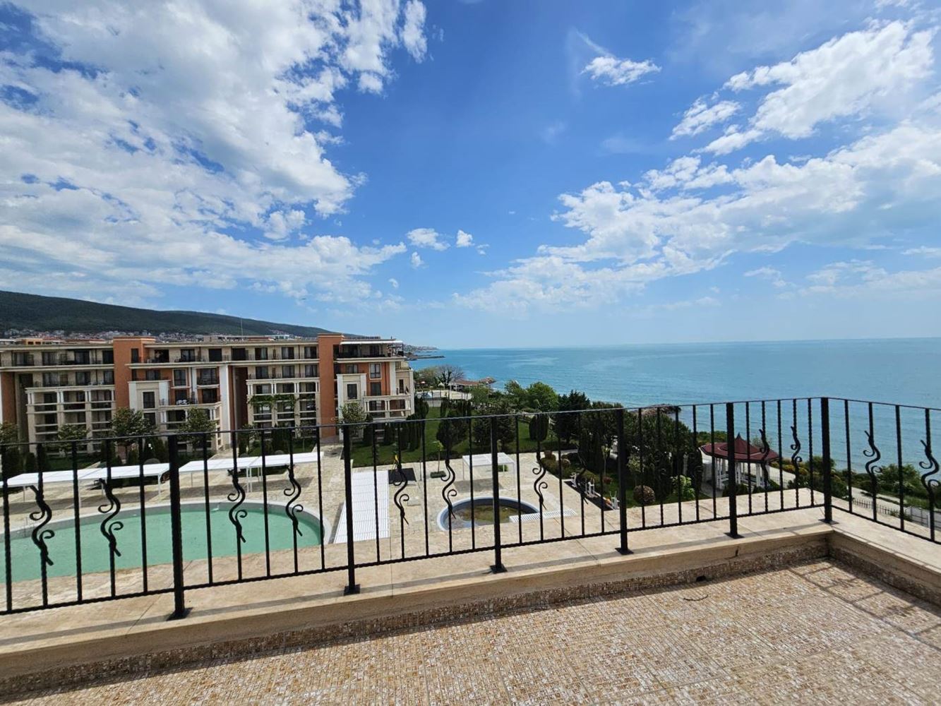 Sveti Vlas – apartmán se třemi ložnicemi s přímým panoramatickým výhledem na moře v komplexu na první linii