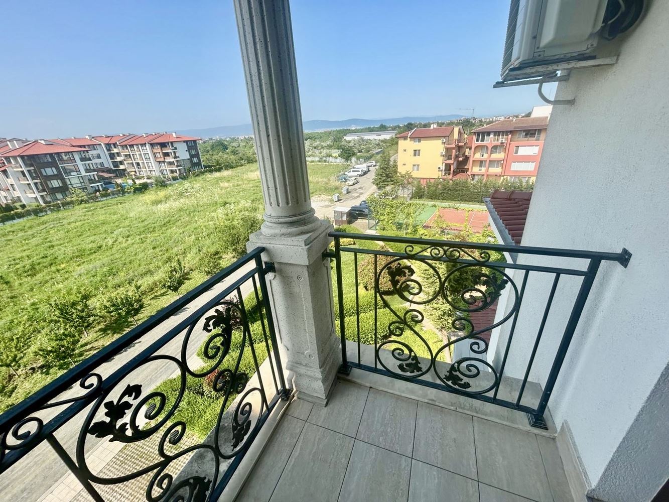 Prostorný třípokojový apartmán s panoramatickým výhledem na moře v prestižním komplexu v Nesebaru – komfort, prostor a působivé výhledy