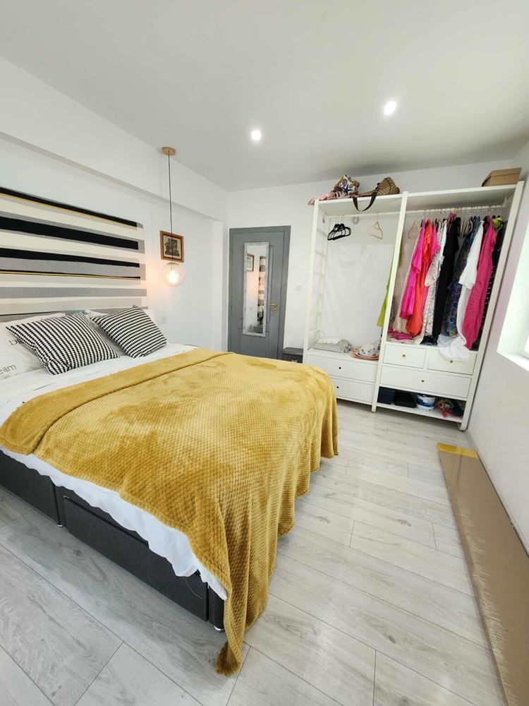 Apartmán se dvěma ložnicemi s výhledem na bazén ve Sveti Vlas – komfort, styl a skvělá lokalita