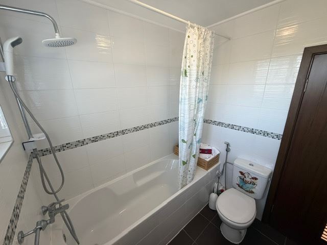 Prostorný apartmán se 2 ložnicemi v první linii u moře s čelním panoramatickým výhledem na moře