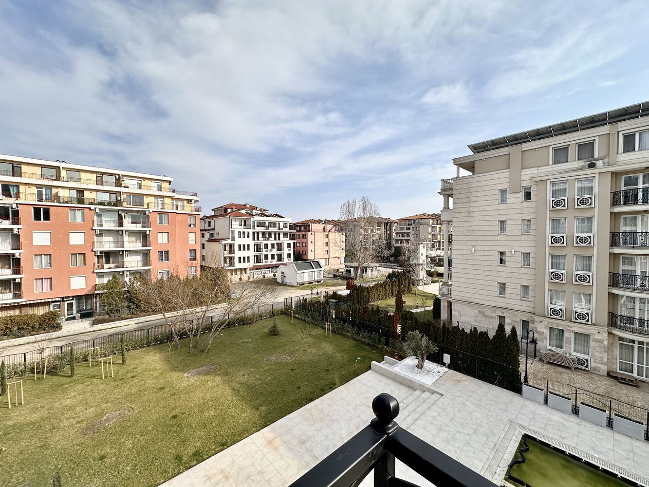 Útulný byt s jednou ložnicí s výhledem na bazén a zeleň ve Slunečném pobřeží – připraven k užívání