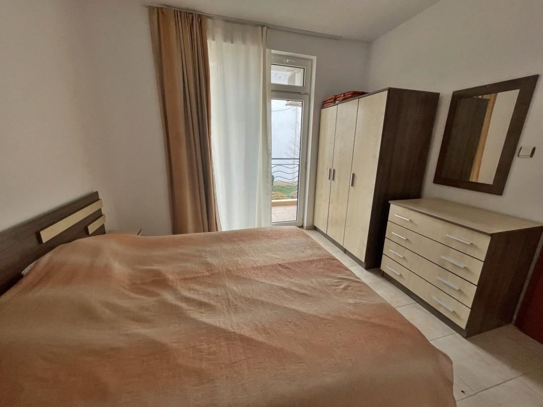 Plně zařízený třípokojový apartmán na Slunečném pobřeží – komfort, útulnost a bezpečná investice