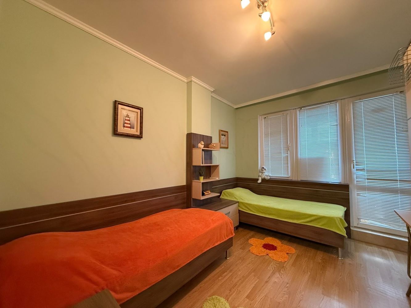 Velký byt se dvěma ložnicemi naproti Sanatoriu v Pomorie – tři terasy, šatna a dvě koupelny