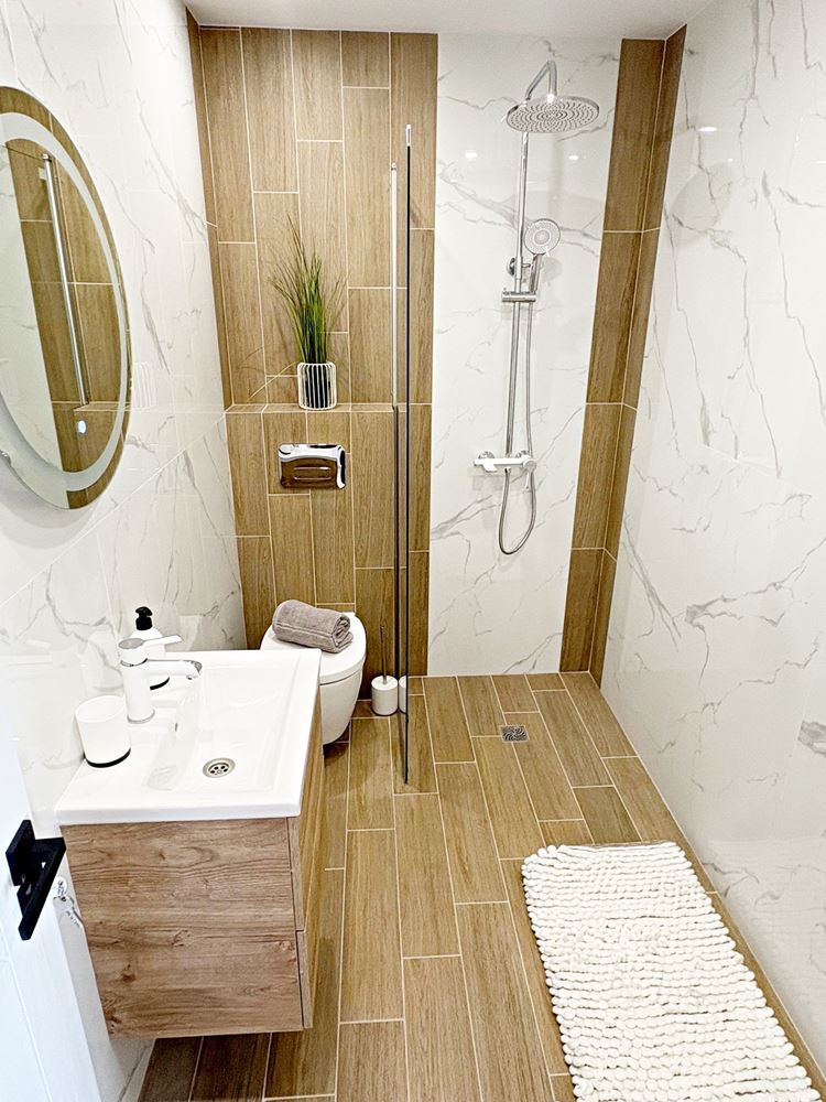 Dvě nezávislé bytové jednotky s výhledem na moře v centru Sveti Vlas – designový interiér a vlastní parkovací místo