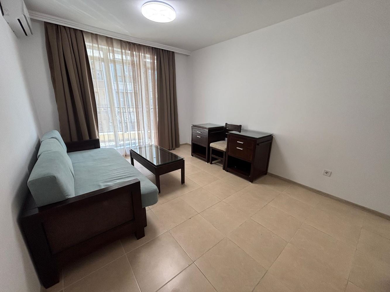 Prostorný apartmán s jednou ložnicí v Ravdě, 200 m od pláže – bez poplatku za údržbu a připravený k nastěhování