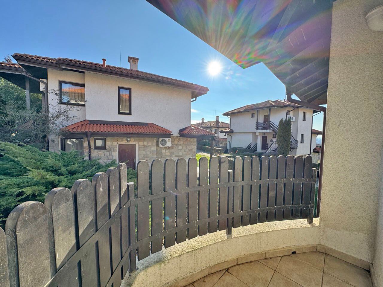 Prostorný apartmán se dvěma ložnicemi s panoramatickým výhledem na moře a hory – komfort, styl a klid uprostřed přírody