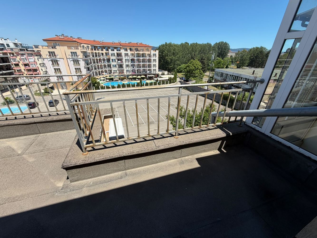 Prostorný apartmán s jednou ložnicí v prestižním uzavřeném komplexu blízko pláže na Slunečním pobřeží