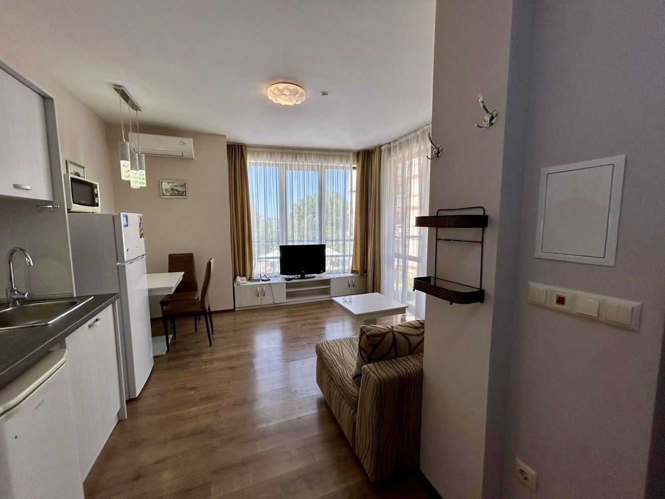 Útulný 2+kk apartmán s výhledem na bazén a zeleň v skvělém komplexu ve Slunečném pobřeží
