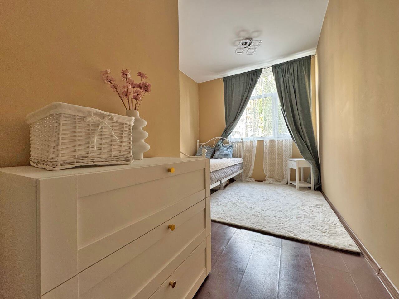 Prostorný apartmán se dvěma ložnicemi s výhledem na bazén na Slunečném pobřeží