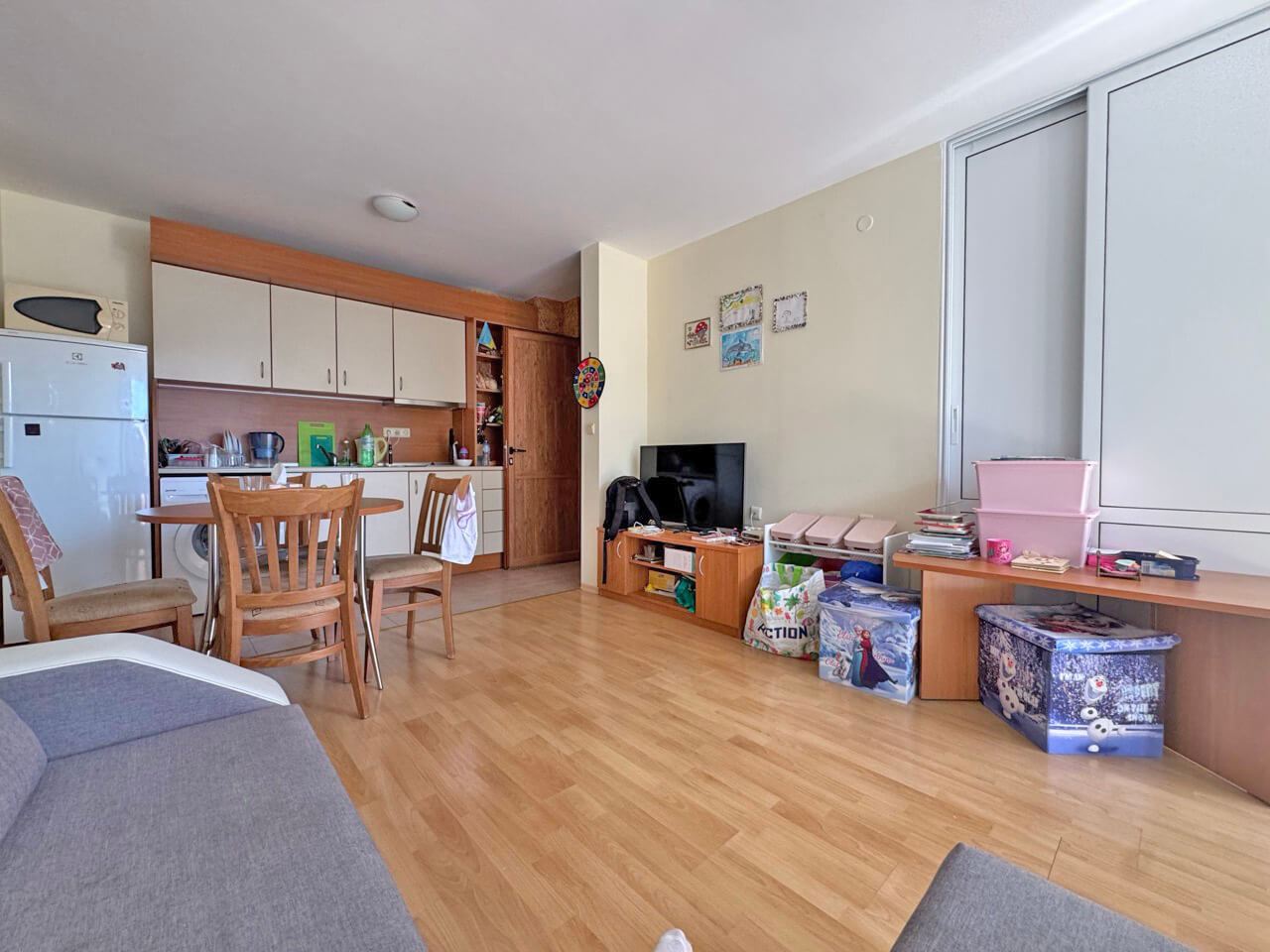 Apartmán se dvěma ložnicemi ve Slunečném pobřeží – vynikající lokalita u moře, komfort a plná připravenost k nastěhování
