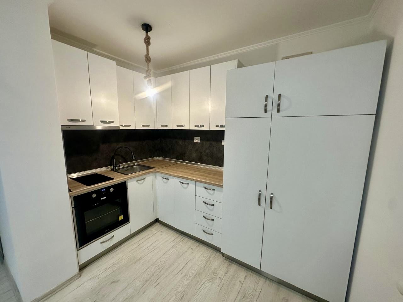 Prostorné studio v přízemí s terasou a možností přeměny na byt s jednou ložnicí – pouze 300 m od moře