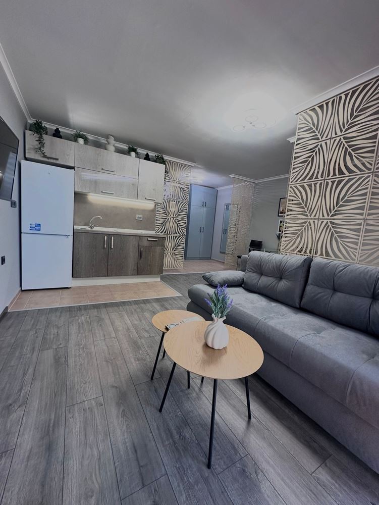 Dvouložnicový apartmán s částečným výhledem na moře v Sveti Vlas – zařízený, po rekonstrukci, v luxusním uzavřeném komplexu