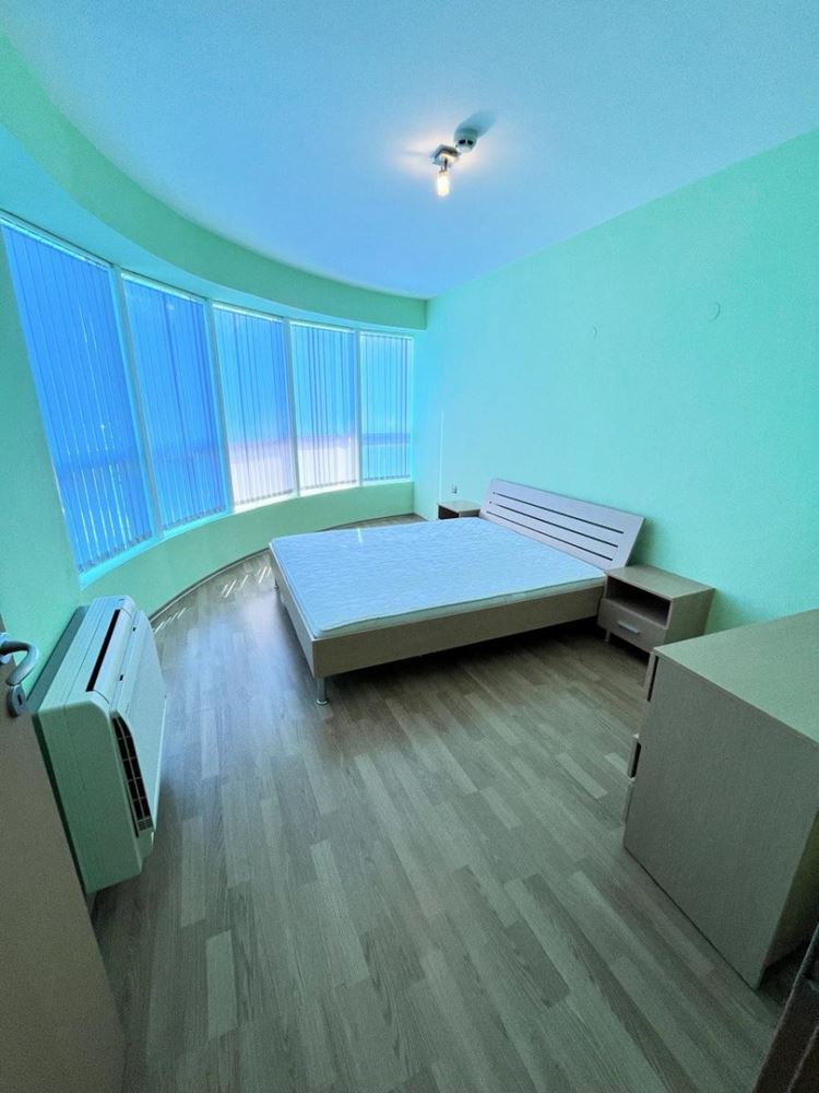 Prostorný apartmán s jednou ložnicí a výhledem na bazén ve skvěle udržovaném komplexu v Pomorie