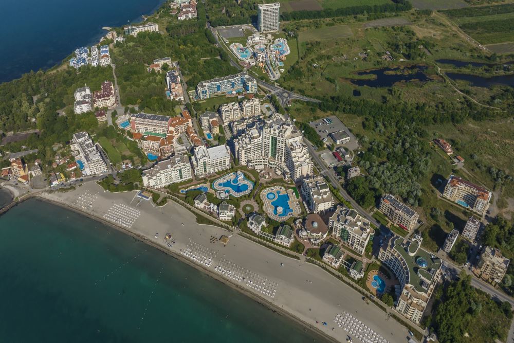 Luxusní apartmán s jednou ložnicí v první linii u moře v Pomorie – komfort a přímořská atmosféra