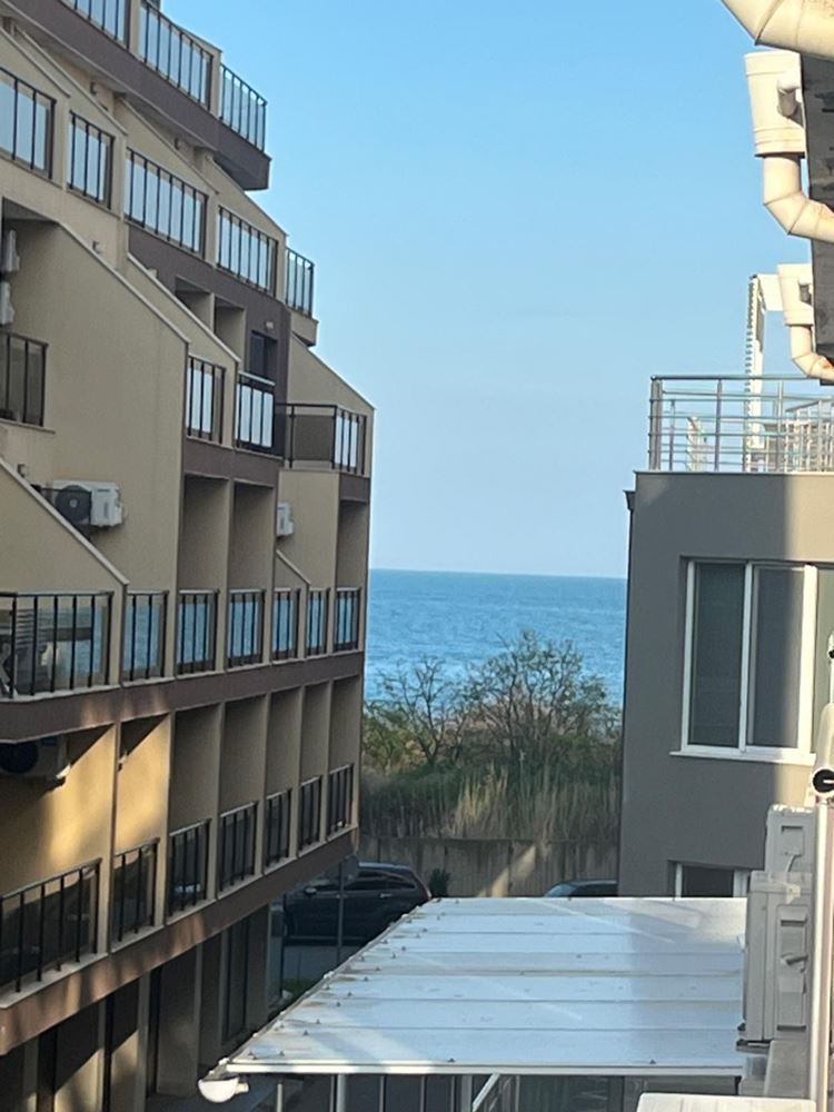 Prostorný apartmán se dvěma ložnicemi, panoramatickou terasou a výhledem na moře v srdci Pomorie