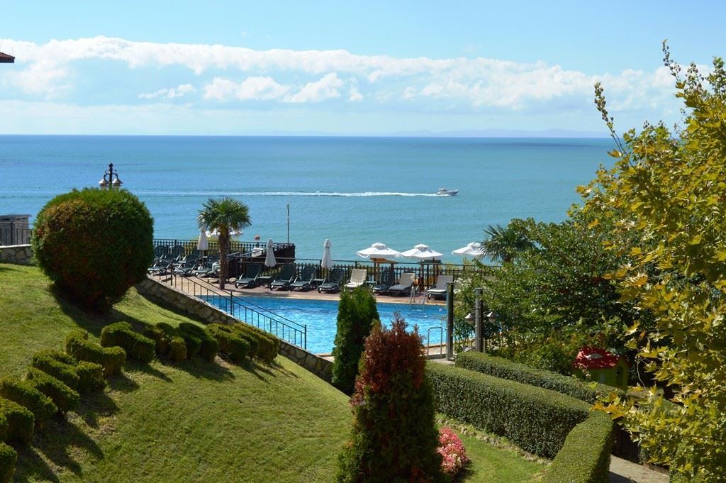 Luxus na první linii – stylový byt s verandou, soukromou zahradou a výhledem na moře ve Sveti Vlas