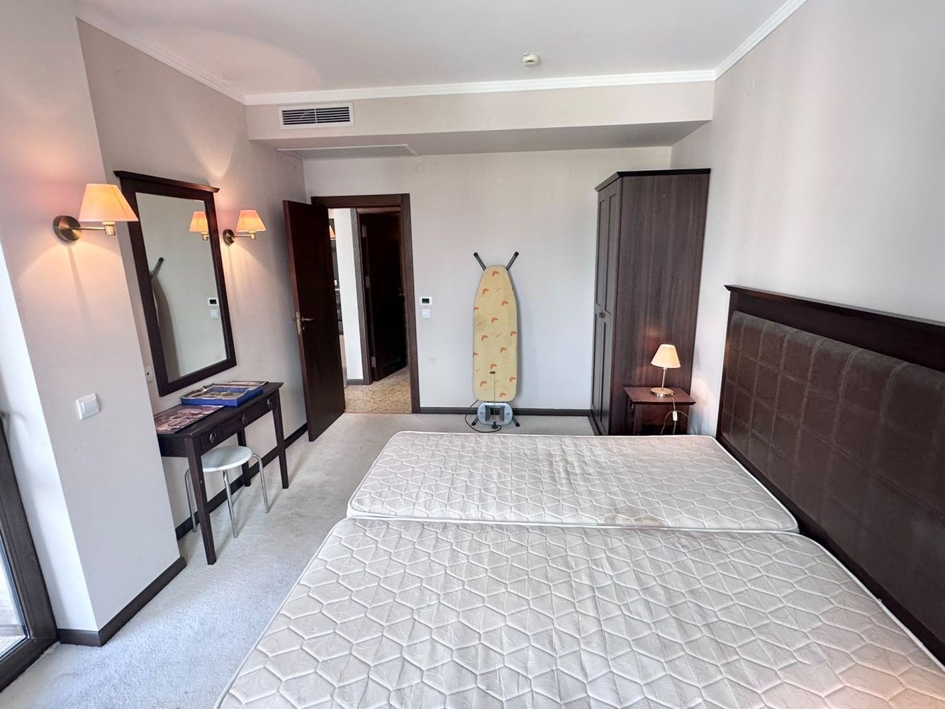 Luxusní apartmán s jednou ložnicí a panoramatickým výhledem na moře v prestižním komplexu na Slunečném pobřeží