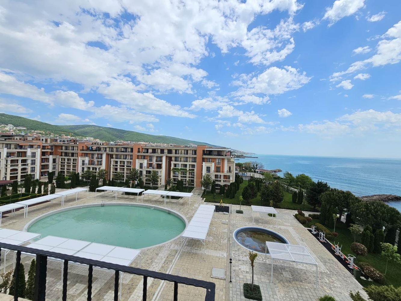 Sveti Vlas – apartmán se třemi ložnicemi s přímým panoramatickým výhledem na moře v komplexu na první linii