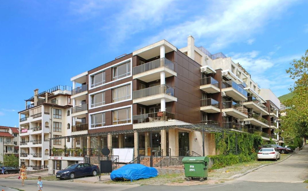 Prostorný apartmán se dvěma ložnicemi a parkovacím místem 200 metrů od moře ve Sveti Vlas